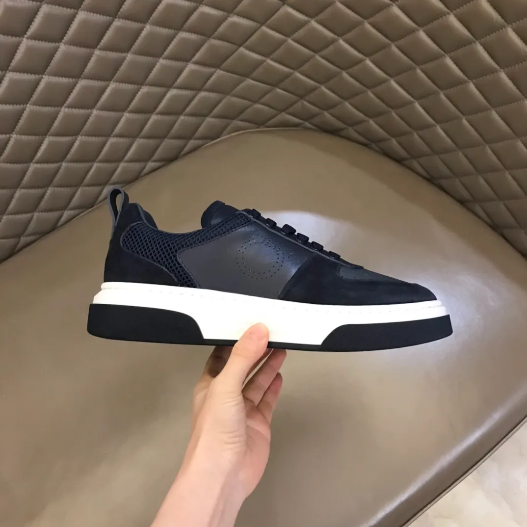 p420 "Salvatore Ferraga**" men's low-cut fashion sneakers. This casual shoe has a novel structure and is made of soft calfskin. The contrasting color elements on the upper highlight the bold and avant-garde atmosphere. The first-layer cowhide lining is high-end and comfortable. Energetic and fresh, these shoes can be worn with casual looks or add a touch of street style to elegant trousers.  Size: 38-44